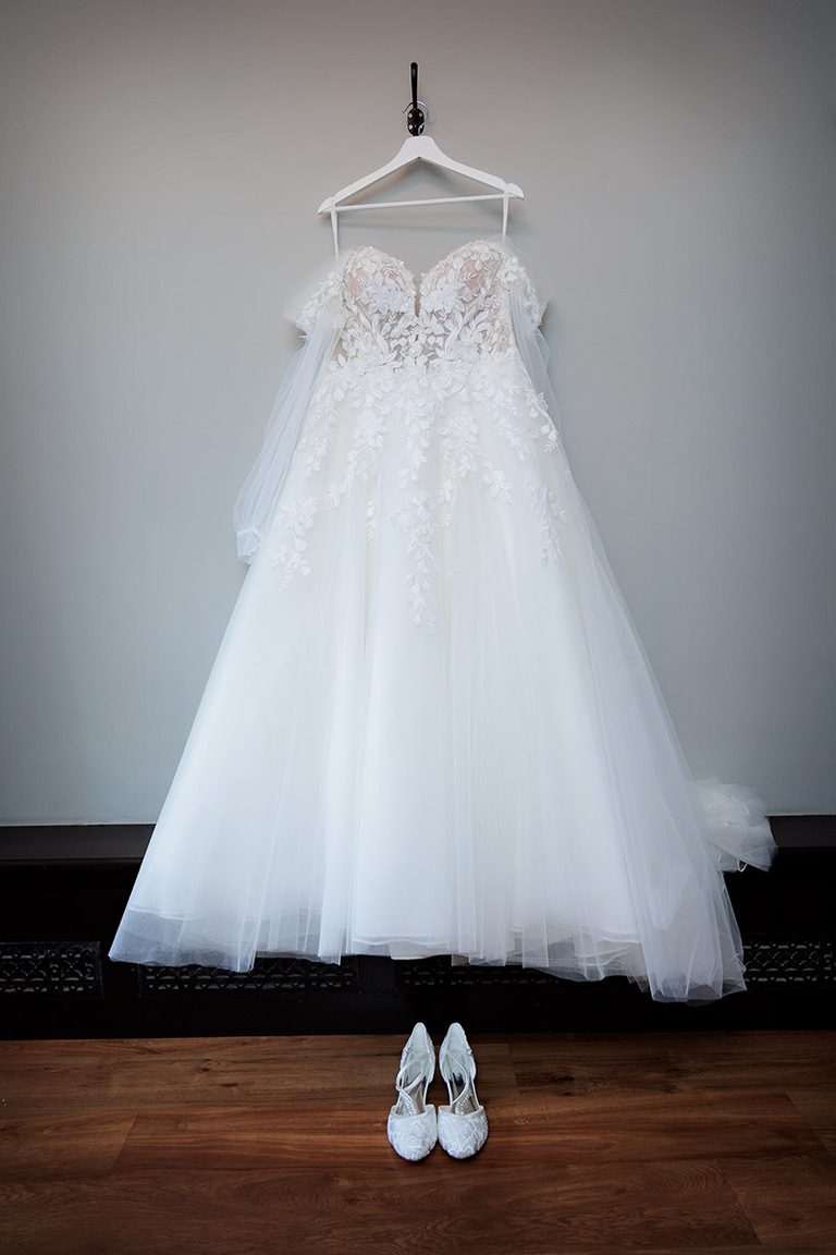 ufton court wedding photography brides dress