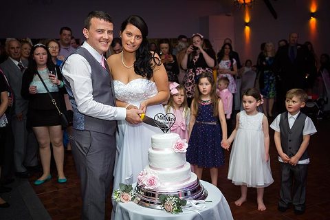 wedding photography in kent - cake cutting
