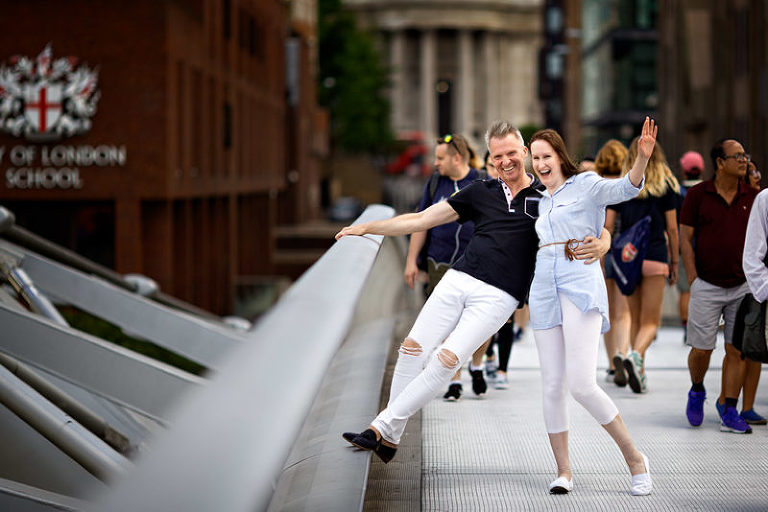 London engagement photo at millennium bridge