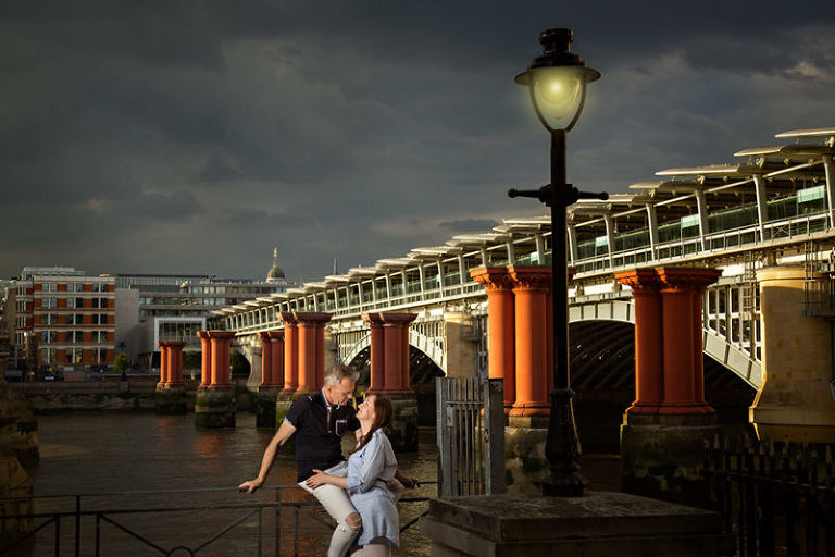London engagement photo at blackfriars bridge