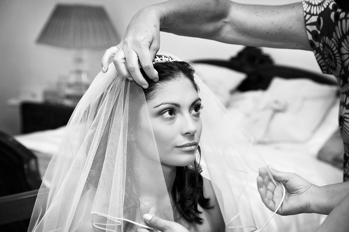 basingstoke wedding photographer bride getting ready