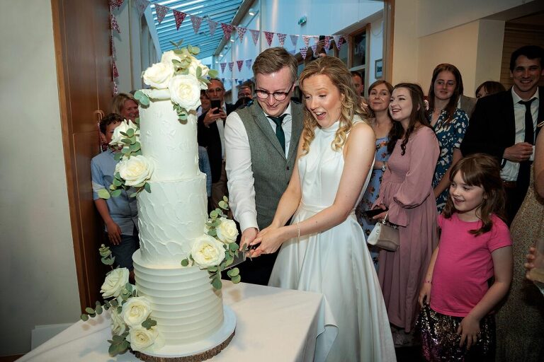 cutting the cake wedding photography in basingstoke
