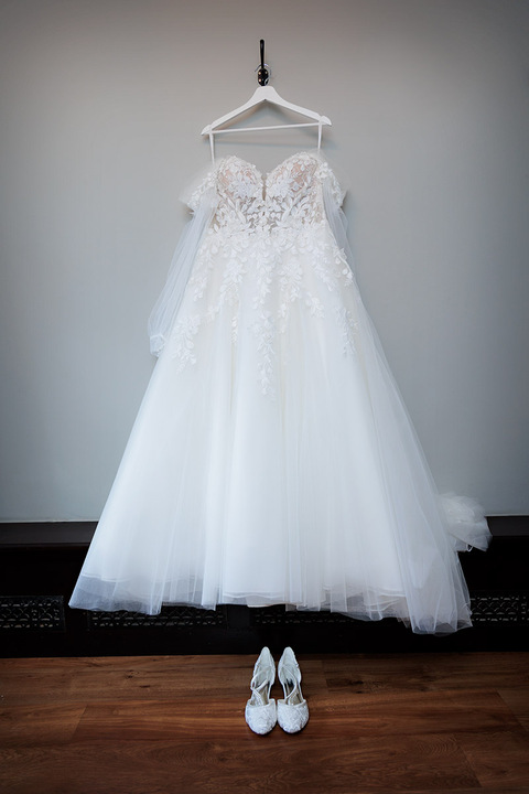 ufton court wedding photography brides dress